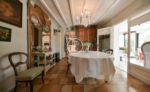 Sale Of Château Uzes, 295m² 11 Rooms €1,700,000 With Terrace