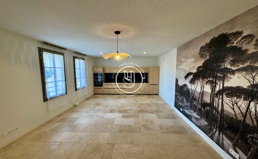 Sale Of Château Uzes, 295m² 11 Rooms €1,700,000 With Terrace