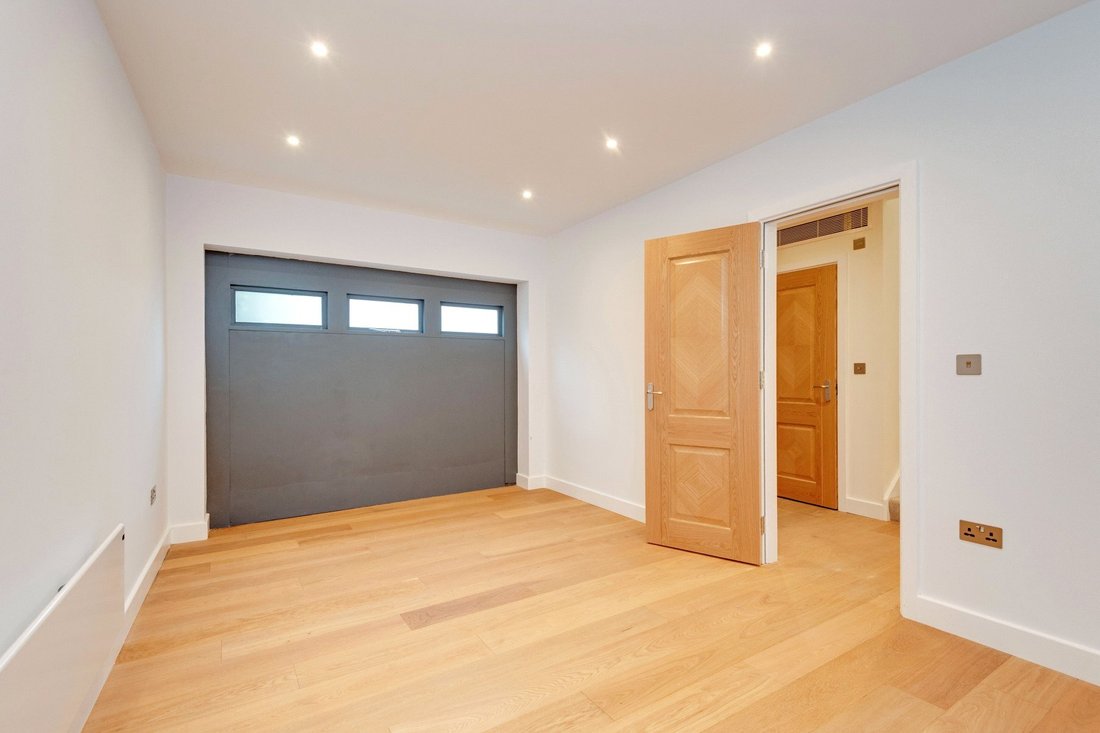 Townhouse in Temple Fortune, Barnet, England 3 - 16891133