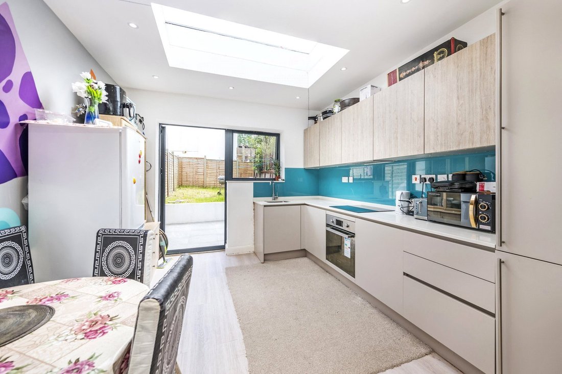 House in Barnet, England 3 - 16891125