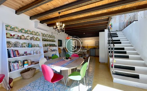 Sale Of Château Uzes, 295m² 11 Rooms €1,700,000 With Terrace