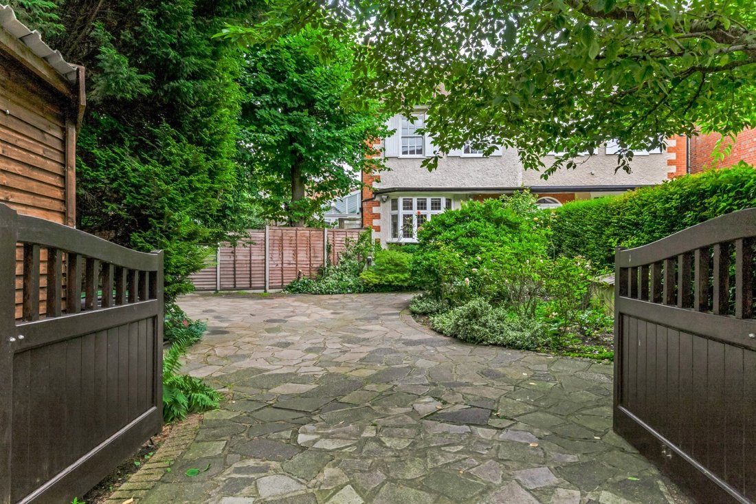 House in Holly Village, Haringey, England 1 - 16891171