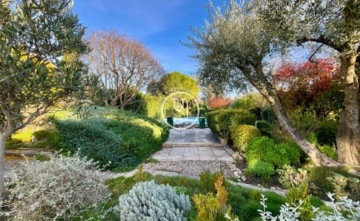 Sale Of Château Uzes, 295m² 11 Rooms €1,700,000 With Terrace
