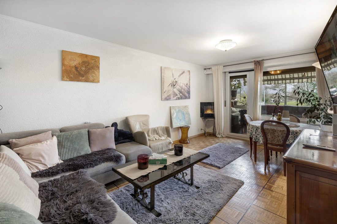 Bright 2.5 Room Apartment Just Steps From The Lake