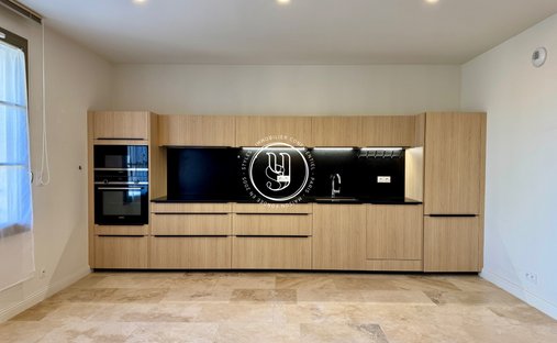 Sale Of Château Uzes, 295m² 11 Rooms €1,700,000 With Terrace