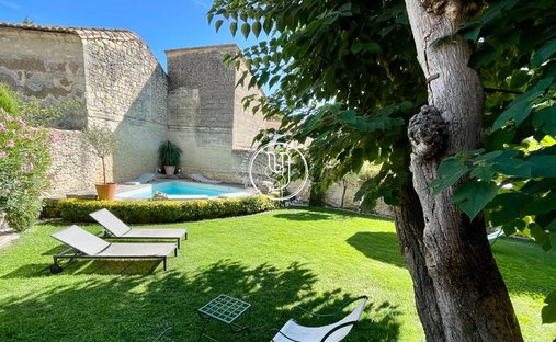 Sale Of Château Uzes, 295m² 11 Rooms €1,700,000 With Terrace