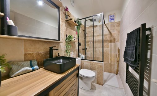 Sale Of Château Uzes, 295m² 11 Rooms €1,700,000 With Terrace