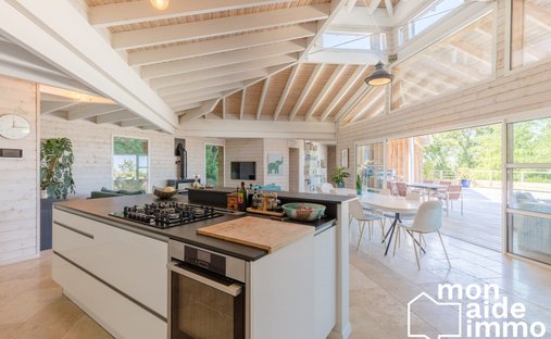 Castle for Sale in Bouliac, Nouvelle-Aquitaine, France