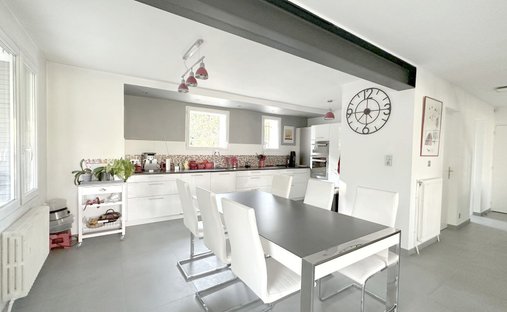 Castle for Sale in Aix-en-Provence, Provence-Alpes-Côte d'Azur, France