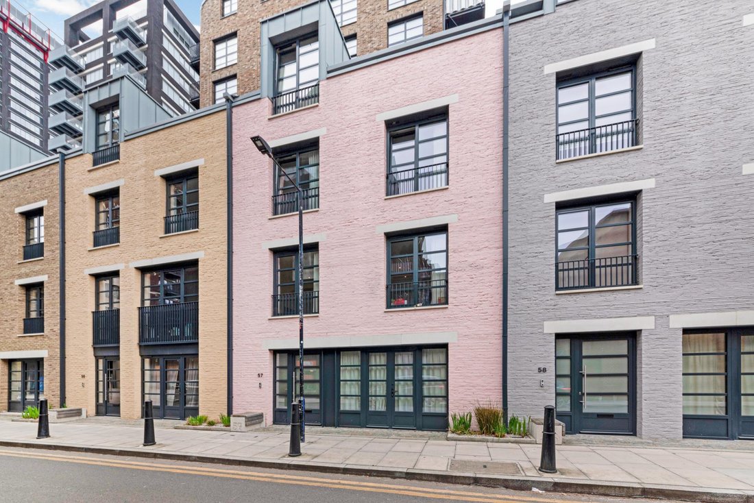 Townhouse in Canning Town, Newham, England 1 - 16891221