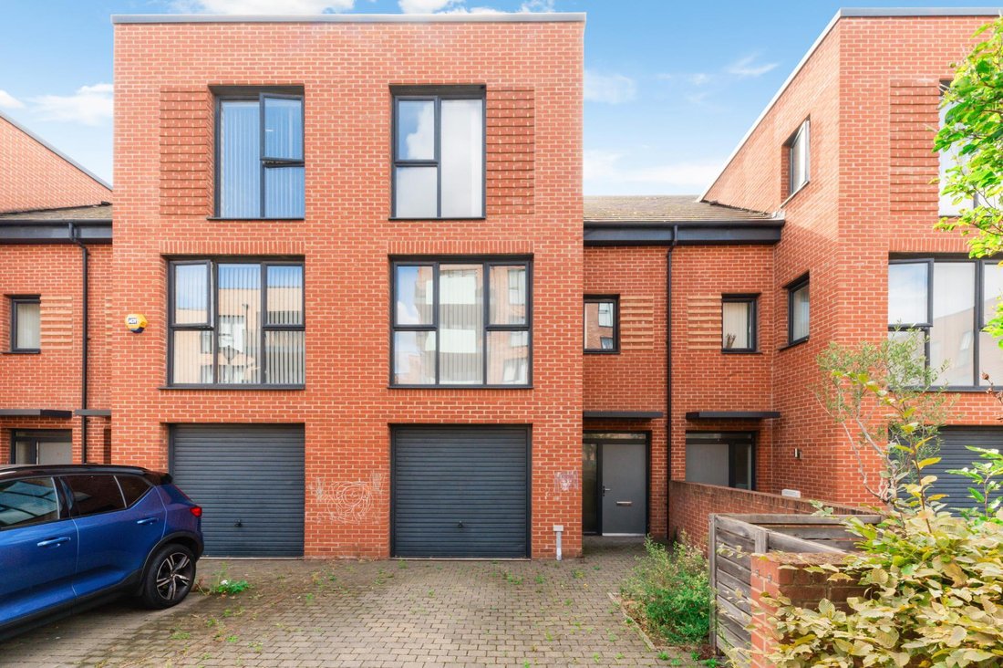 reynard-way-in-brentford-england-united-kingdom-for-sale-16891251