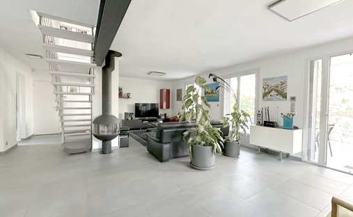 Castle for Sale in Aix-en-Provence, Provence-Alpes-Côte d'Azur, France