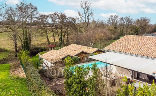 Propriété D'exception Avec 2 Maisons Indépendantes, Piscine Et Jardin Paysager