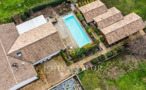 Propriété D'exception Avec 2 Maisons Indépendantes, Piscine Et Jardin Paysager