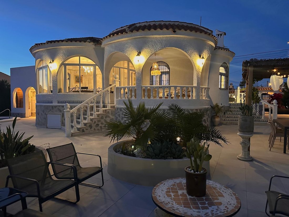 Chalet in Torrevieja, Valencian Community, Spain 1 - 16896356