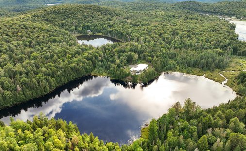 Saint-Hippolyte, Québec, Canada 1