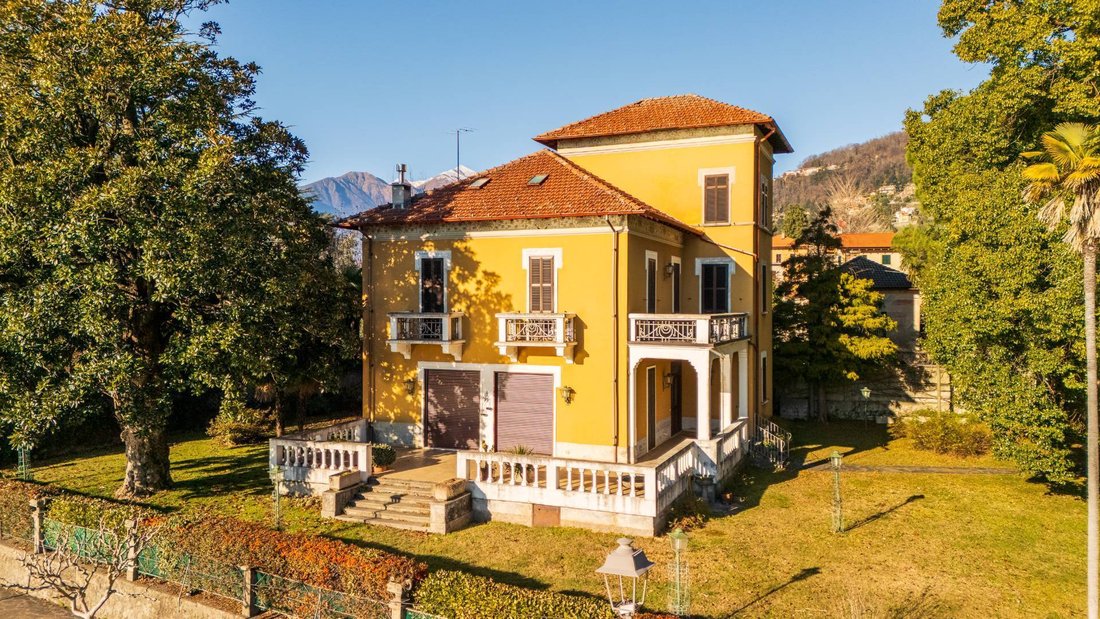 Villa in Maccagno con Pino e Veddasca, Lombardy, Italy 1 - 16669939