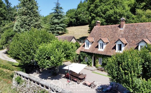 Estate in Saint-Symphorien-de-Marmagne, Bourgogne – Franche-Comté, France 1
