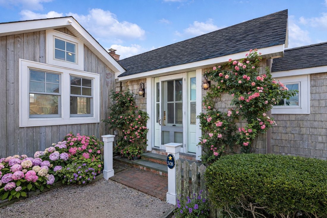 Hampton Bays, New York, United States 1 - 16900985