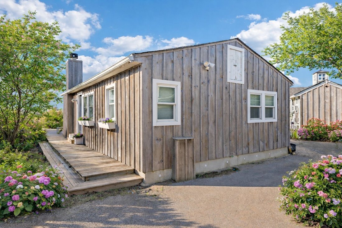 Hampton Bays, New York, United States 3 - 16900997