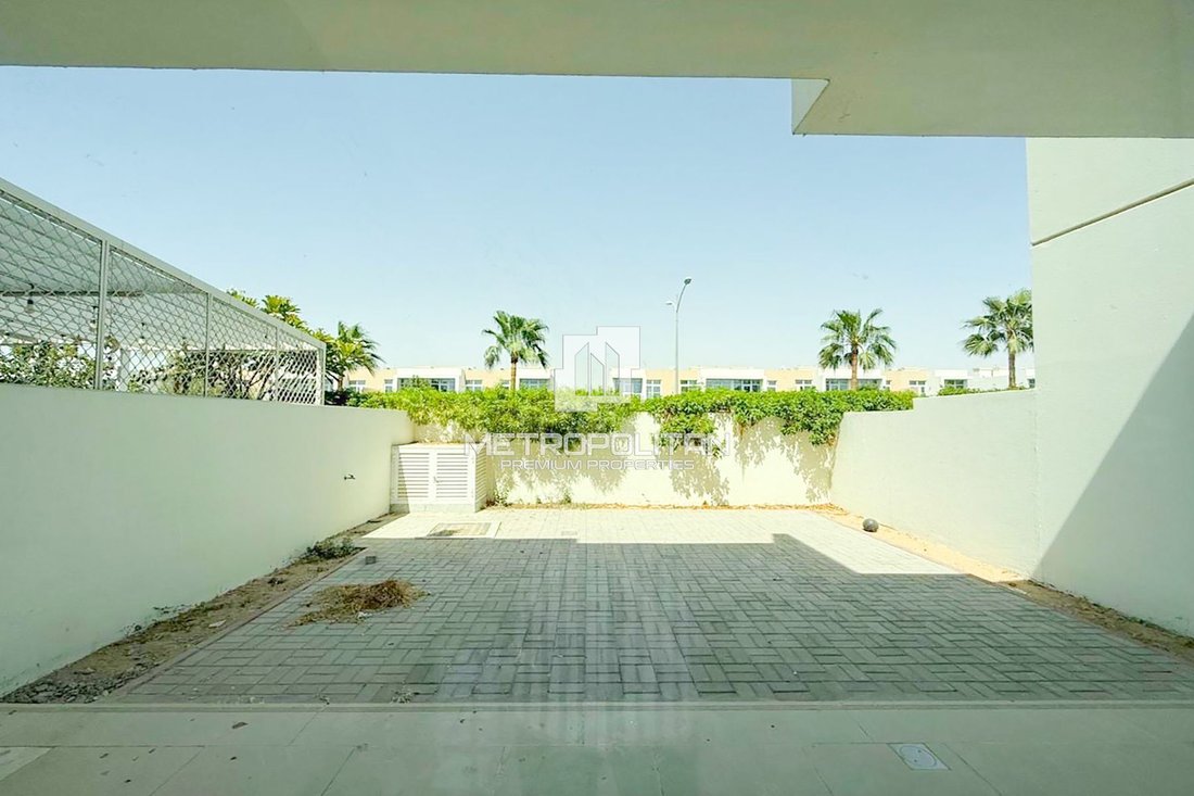Villa in Damac Hills 2, Dubai, United Arab Emirates 3 - 16899525