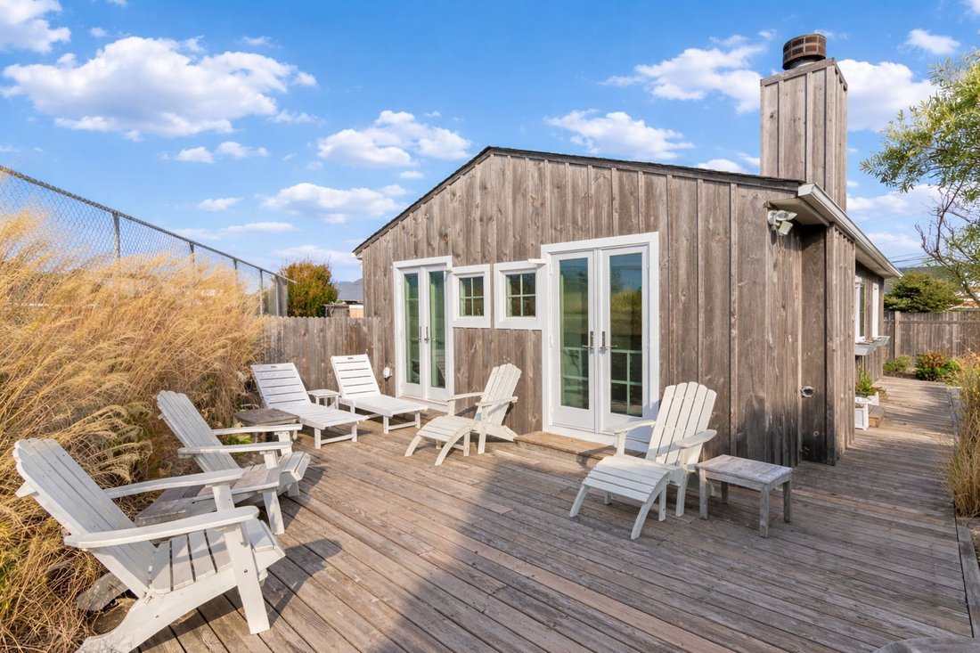 Hampton Bays, New York, United States 2 - 16900997