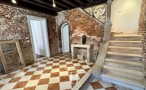 Castle for Sale in Venice, Veneto, Italy