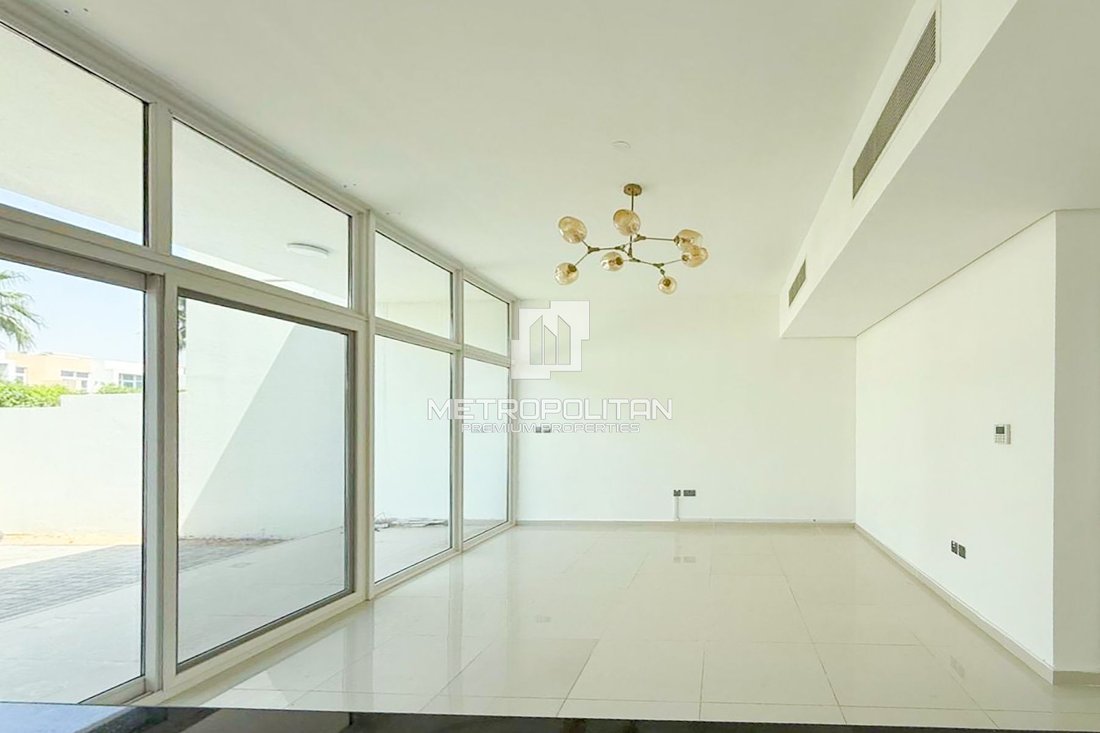 Villa in Damac Hills 2, Dubai, United Arab Emirates 2 - 16899525
