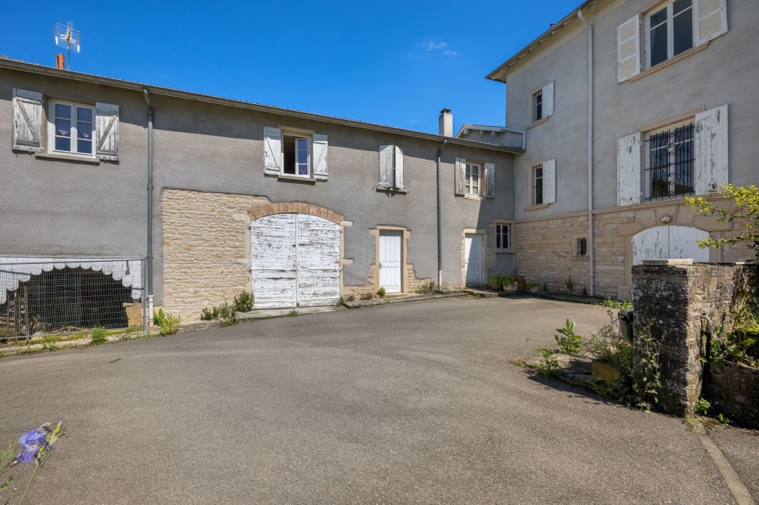 Estate in Saint-Bernard, Auvergne-Rhône-Alpes, France 2 - 16130037