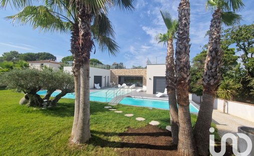 Castle for Sale in Saint-Laurent-des-Arbres, Occitanie, France