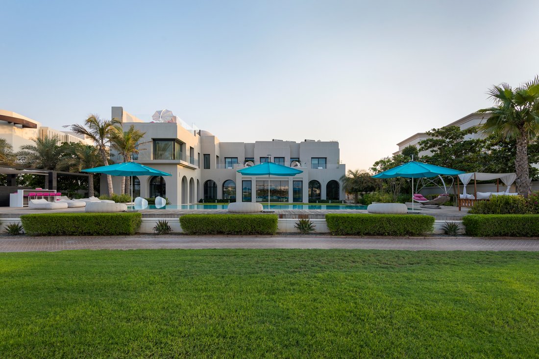 Villa in Emirates Hills, Dubai, United Arab Emirates 1 - 16902801