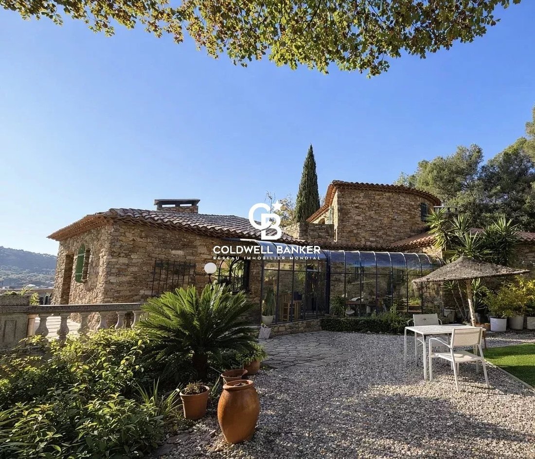 Villa in Hyeres, Provence-Alpes-Côte d'Azur, France 1 - 16907126