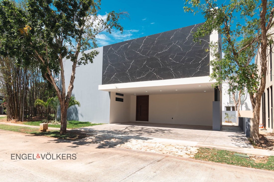 House in Yucatán Country Club, Yucatan, Mexico 1 - 16907232