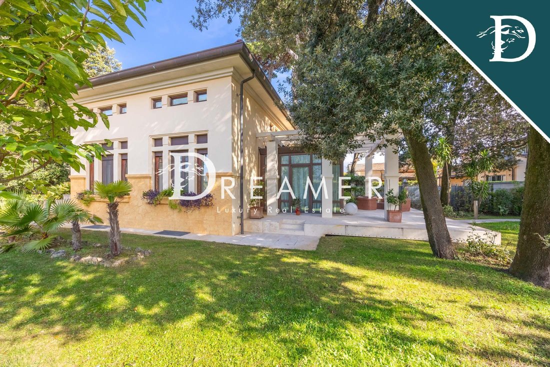 Villa in Lido di Camaiore, Camaiore, Tuscany 1 - 16545341