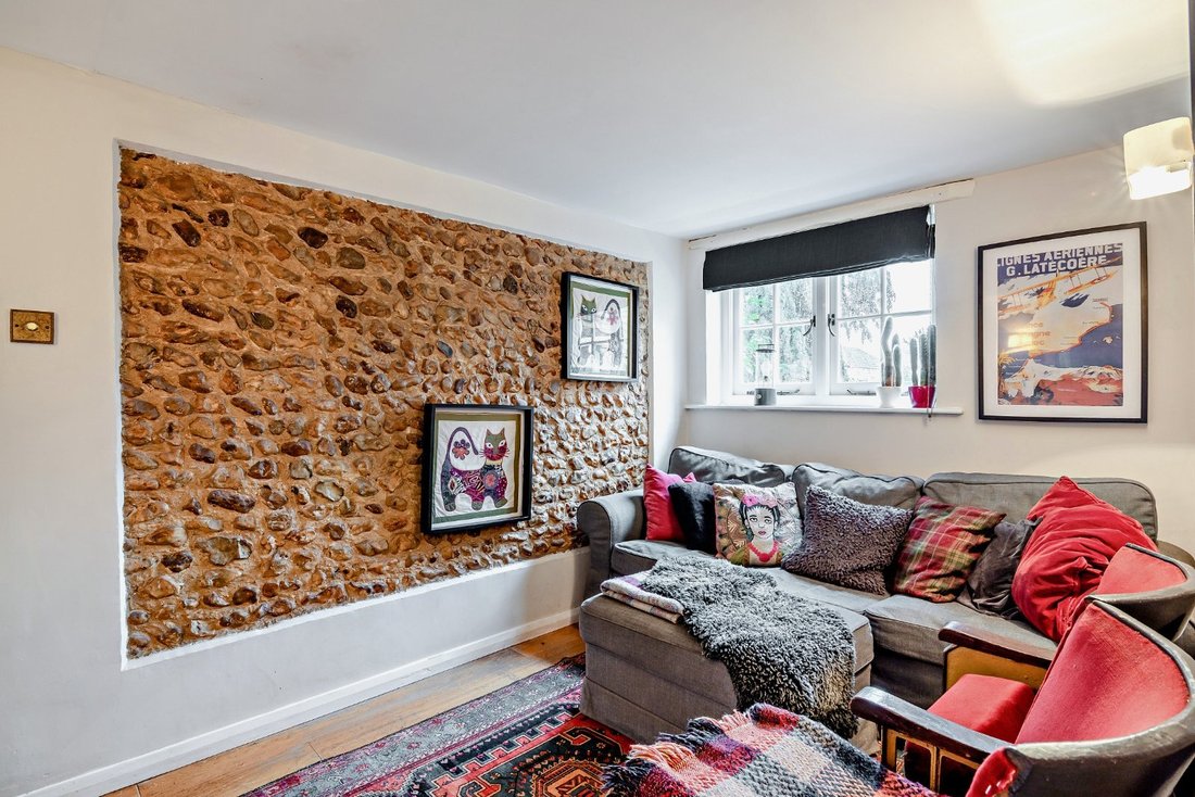 House in Lower Bourne, England 3 - 16904789