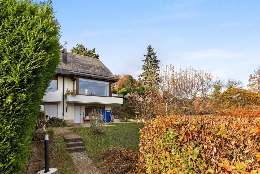 Elegant Semi Detached House With Large Garden