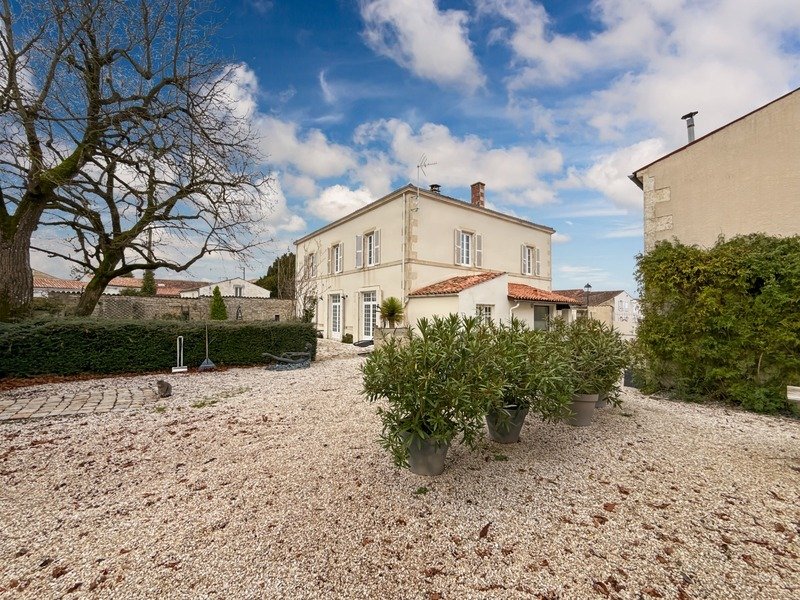 House in Saint-Sauveur-d'Aunis, Nouvelle-Aquitaine, France 1 - 16914913
