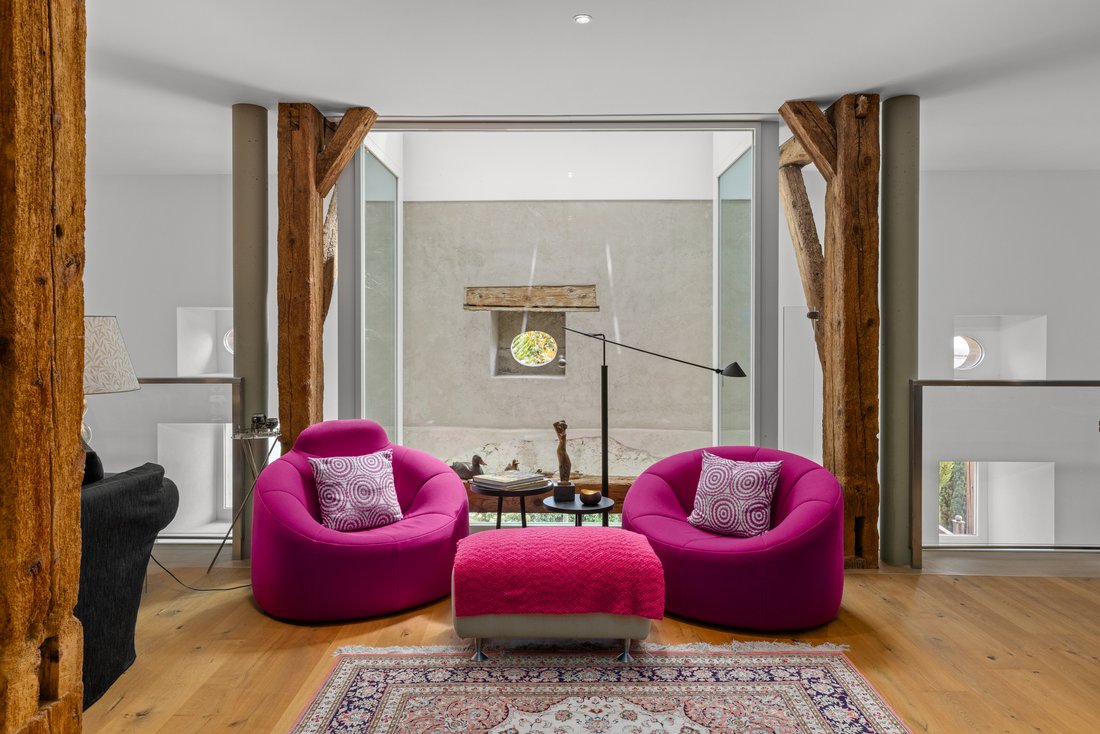 Property With Contemporary Comfort – 4 Suites, Luxury And History