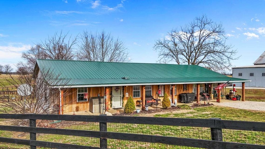 Paris, Kentucky, United States 1 - 16916043