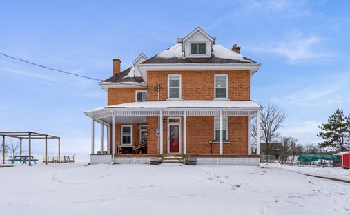 Country House in Pembroke, Ontario, Canada 1