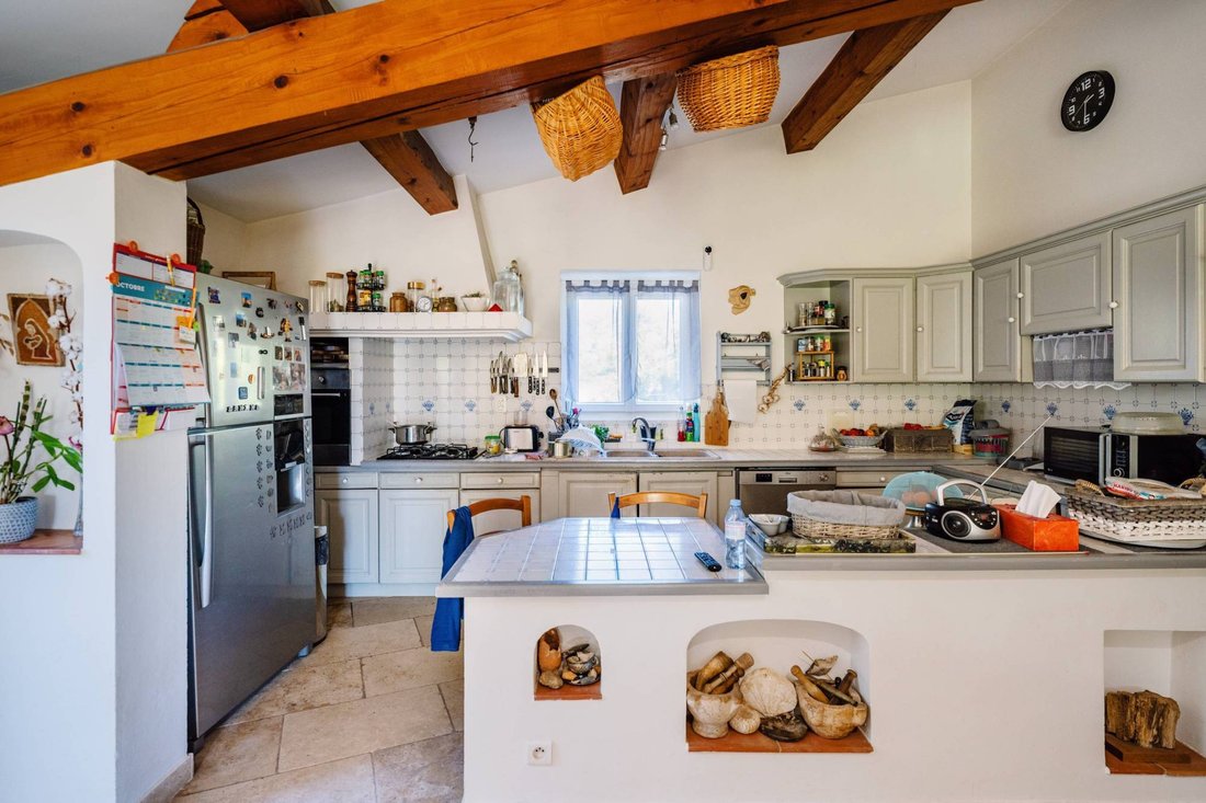 Estate in Gordes, Provence-Alpes-Côte d'Azur, France 4 - 16918812