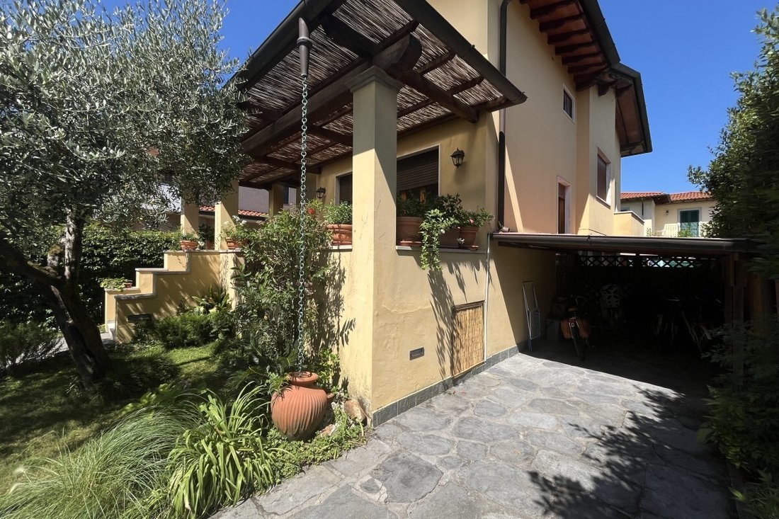 House in Pietrasanta, Tuscany, Italy 2 - 16917837