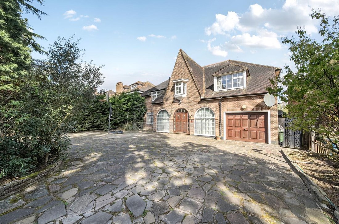 House in Edgware, Barnet, England 3 - 16917030