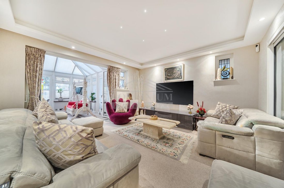 House in Canons Park, Harrow, England 3 - 16916982