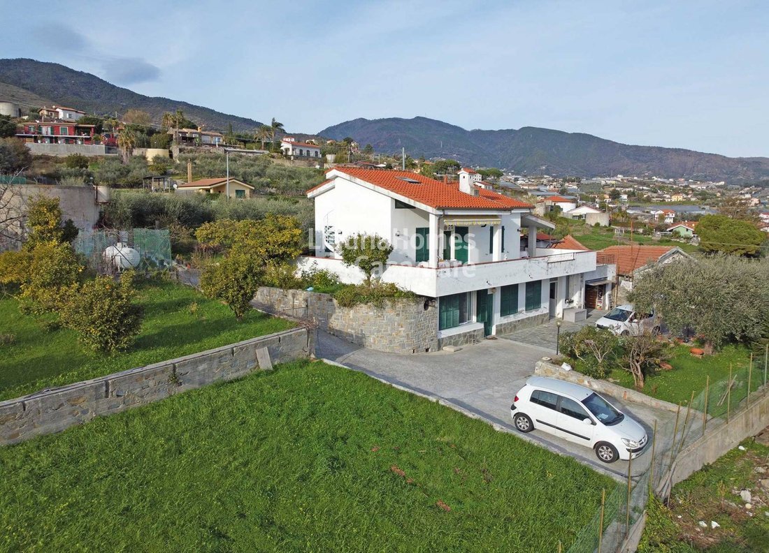 Villa in Coldirodi, Sanremo, Italy 1 - 16811463