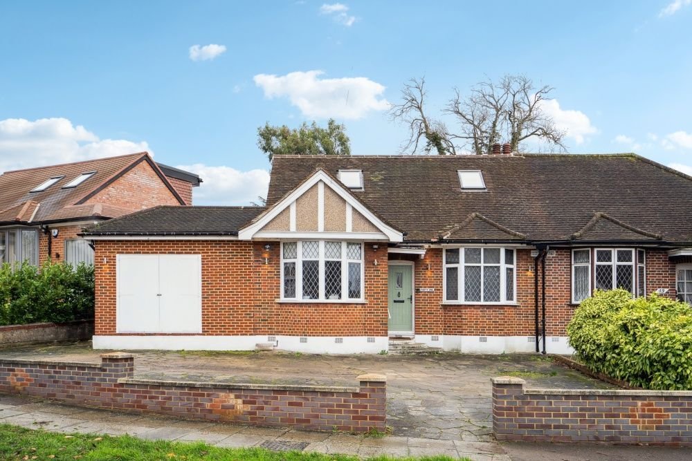 Bungalow in Pinner, Harrow, England 1 - 16917002