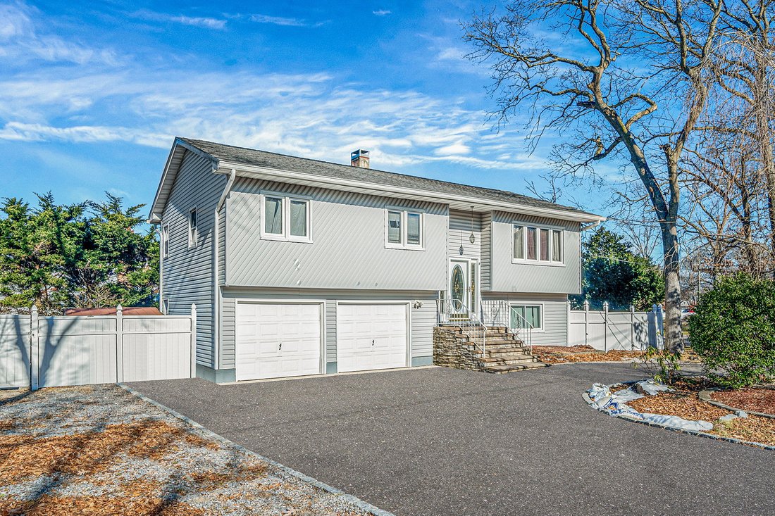 House in Lake Ronkonkoma, New York, United States 1 - 16916615