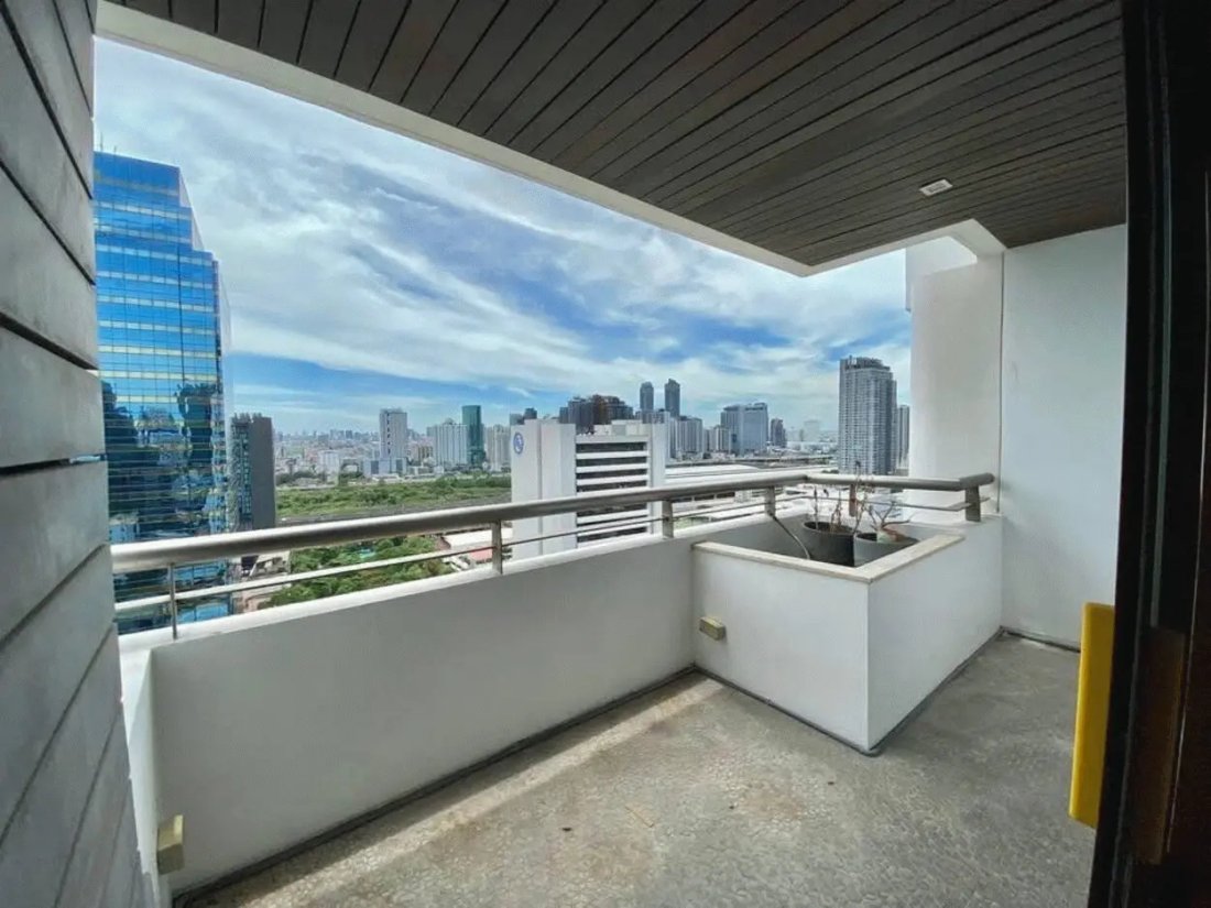 Kallista Mansion - Renovated modern 350 Sqm, 3 beds, 4 bathroom. Sukhumvit Soi 11 with City View.