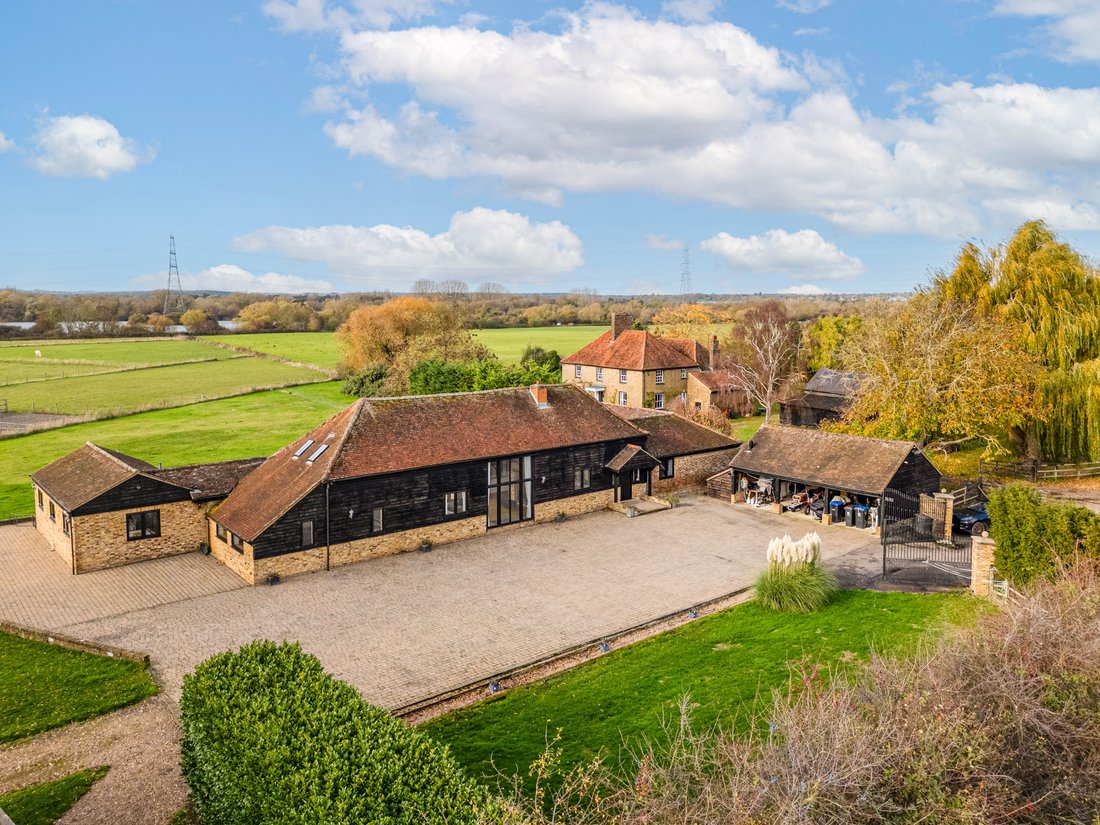 House in Crooked Mile, Nazeing, England 2 - 16918955