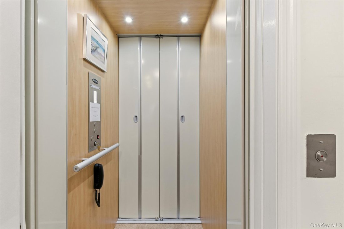 Condo in Huntington Station, New York, United States 5 - 16921567